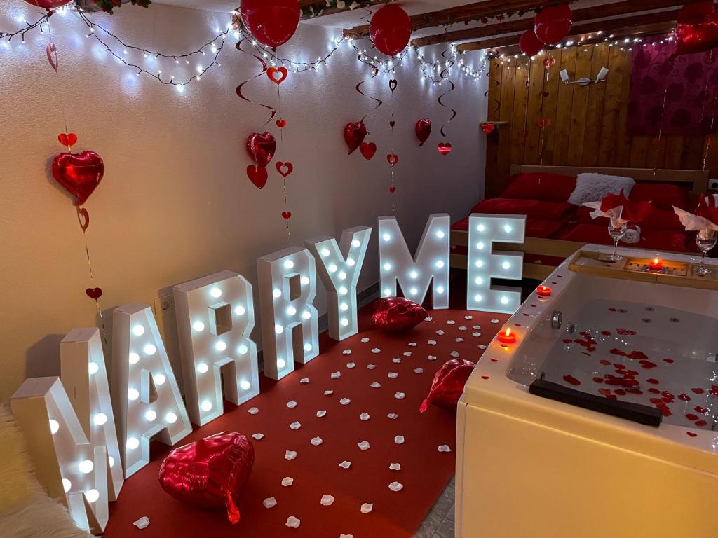 Home La Sierra with WHIRLPOOL BATH for two في كورينيتسا: غرفة مع علامة عيد ميلاد سعيد والبالونات