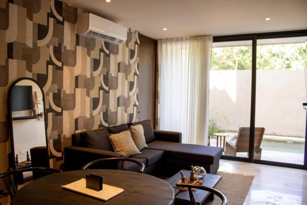 图卢姆Peregrina Tulum 102A 2BR Luxury Condo的客厅里有一张沙发和一张桌子。