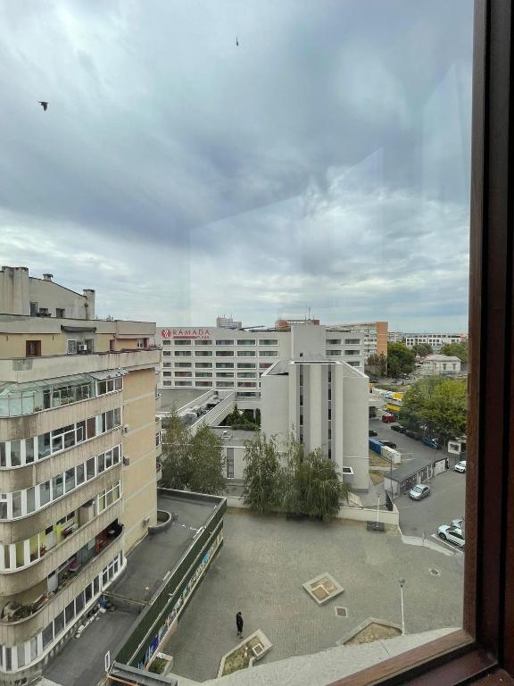 una vista da una finestra di una città con edifici di Central apartment a Craiova