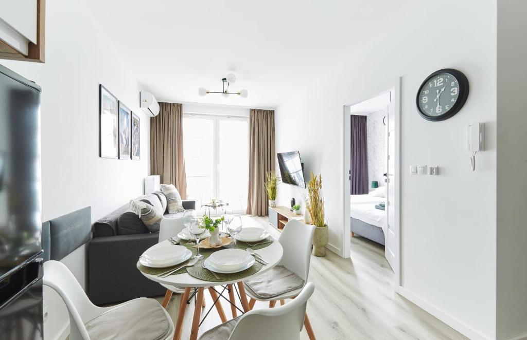 TV a/nebo společenská místnost v ubytování SkyTravel 27 Apartament Pileckiego Nowy Dwór Mazowiecki Airport Modlin 24H