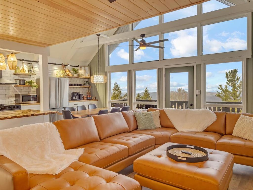 a living room with a brown leather couch at Lookout Lodge in Beech Mountain