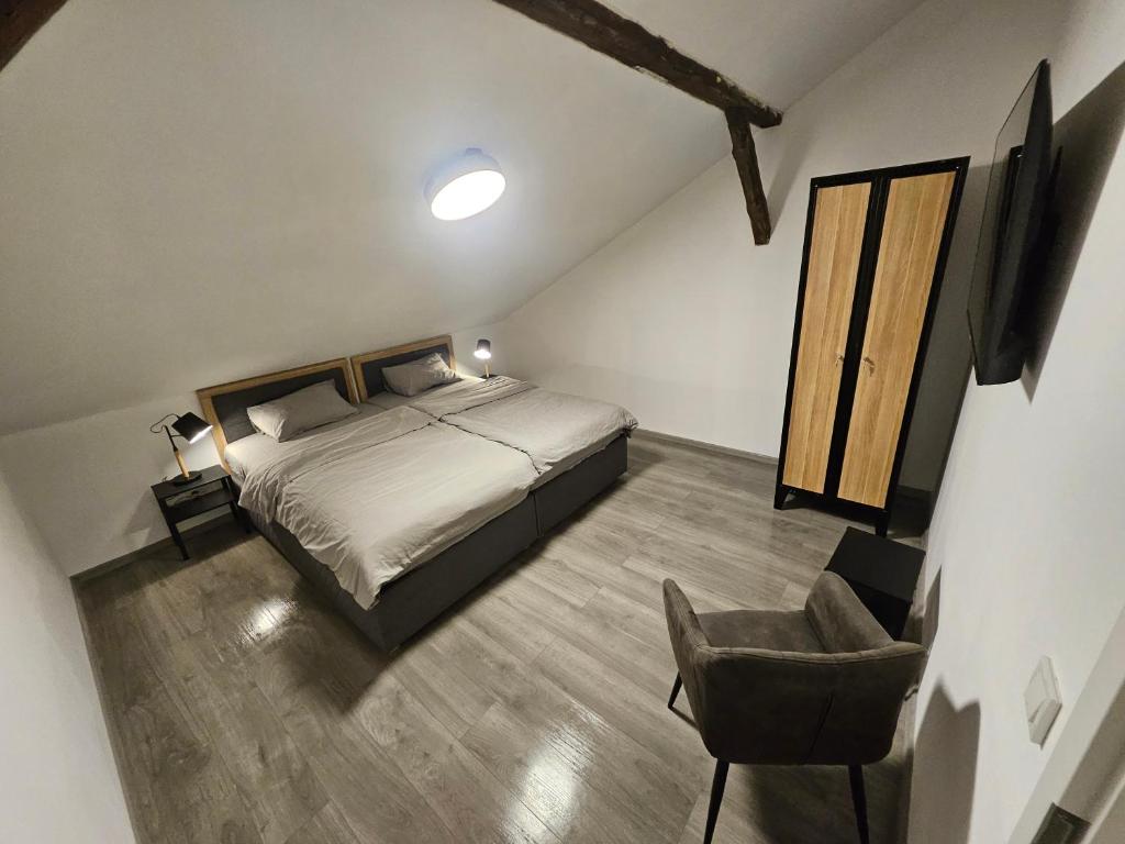 ein Schlafzimmer mit einem Bett und einem Stuhl darin in der Unterkunft Hostel P16 in Zagreb