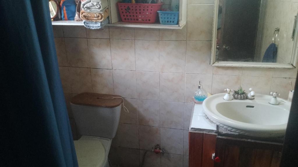 un bagno con un water e un lavandino di Casa en costa de oro Uruguay a Neptunia