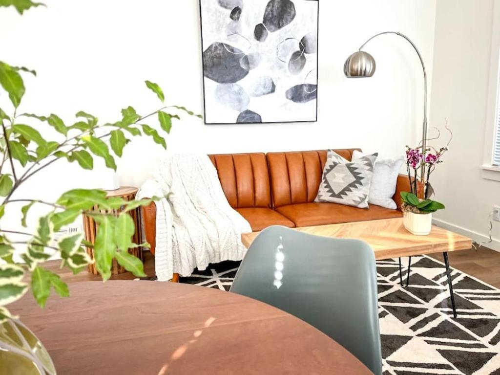 Χώρος καθιστικού στο Cool and Classy Steps to Downtown