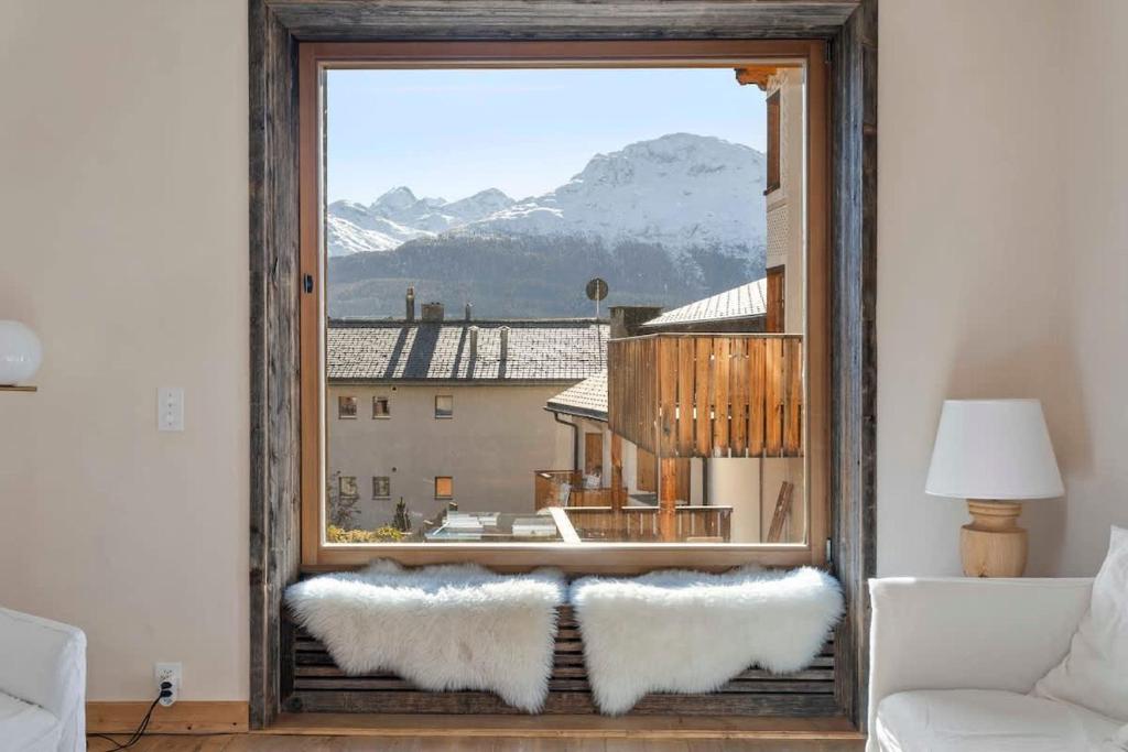 萨梅丹3 camere Antico Fienile nel centro di Samedan的客厅设有美景大窗户