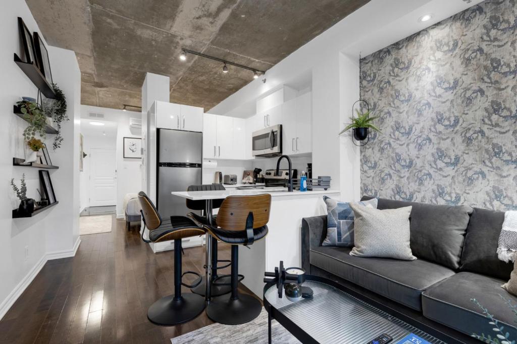 Køkken eller tekøkken på Impeccable Parc Avenue Pad With Parking