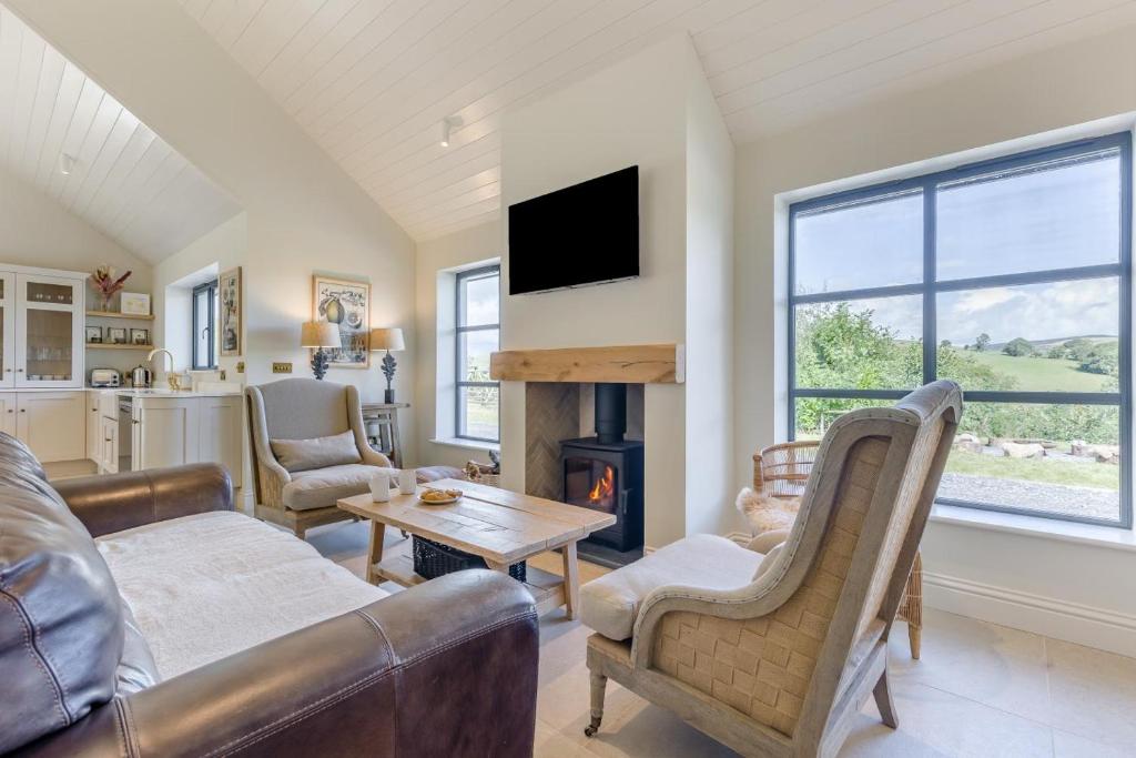 ランダバリーにある4 Bed in Halfway oc-t33077のソファと暖炉のあるリビングルーム