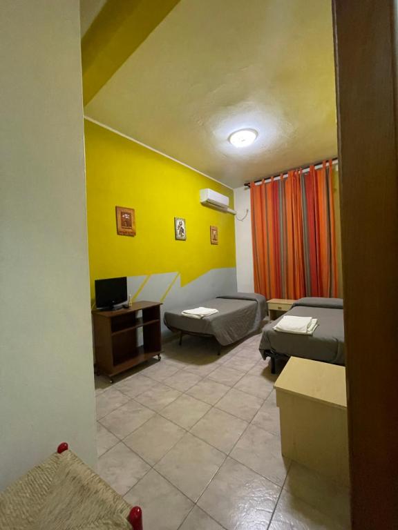 CrevalcoreLa Locanda Del Re的小房间设有两张床和一张书桌