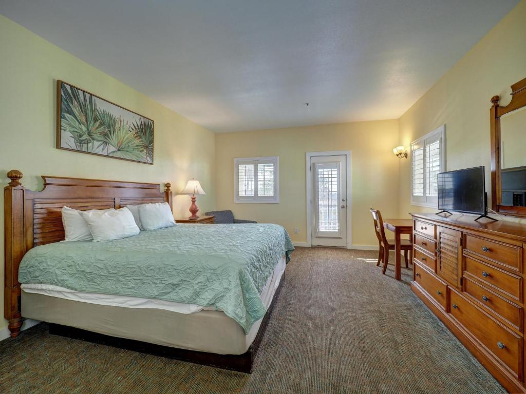Seashell Village Resort near the beach - King Suite