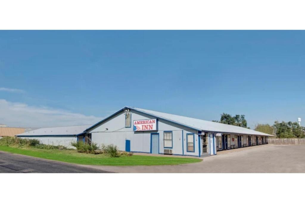 a building with a sign that reads vacant at American Inn by Hotel O Vernon US 287 in Vernon