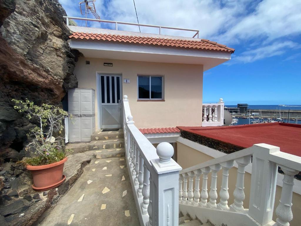 a small house with a stone wall and stairs at Apartamento Puerto Estaca 1 in Valverde