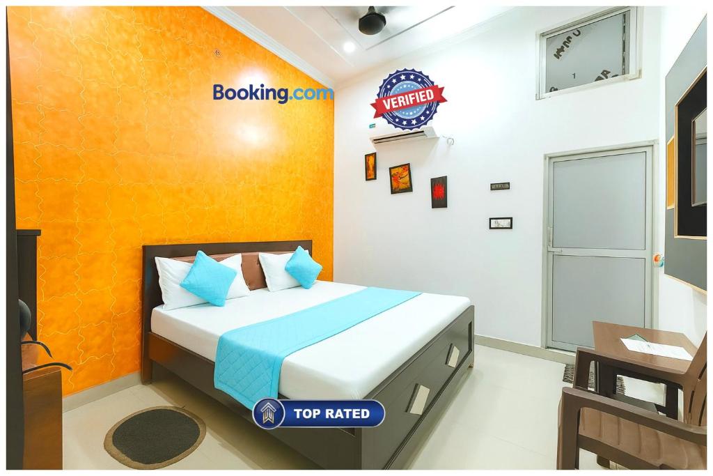 Una cama o camas en una habitación de Asharfi Bhawan Hotel Ramam Palace Near Ram janam Bhoomi - Fully Air conditioning Comfortable Room - Free Wifi And Room Facilities - Affordable Hotels at Prime Location