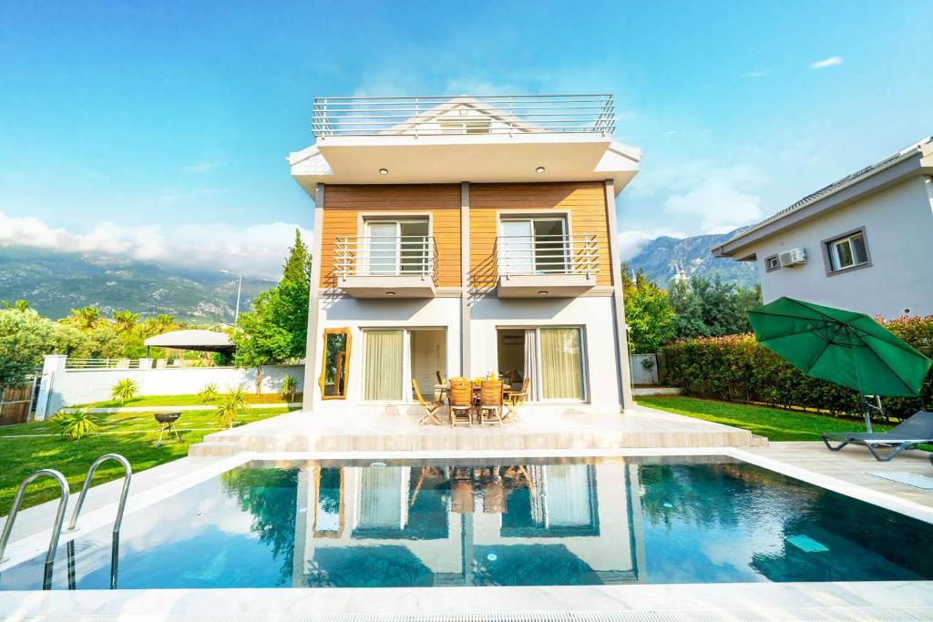 een huis met een zwembad voor een huis bij Villa Mira in Ovacik