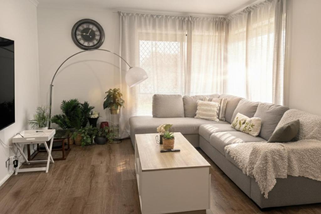 Χώρος καθιστικού στο Modern 3BDR Family Home in Werribee