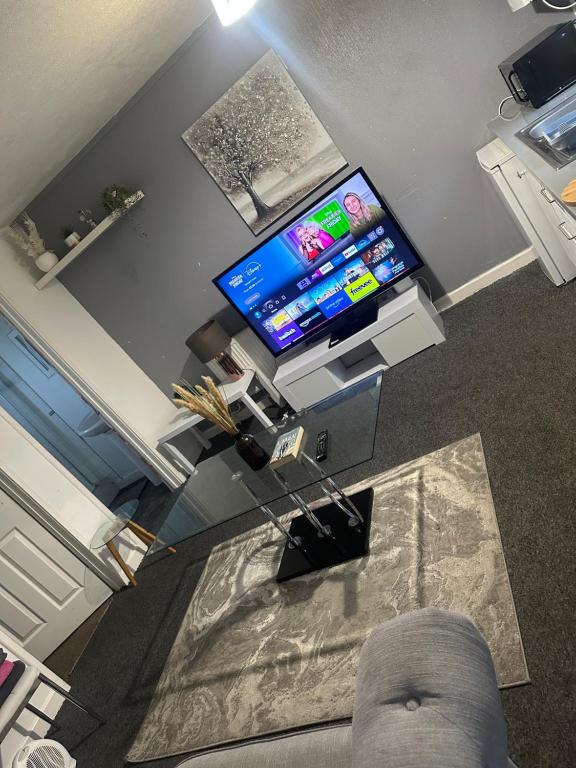 an overhead view of a living room with a flat screen tv at Cosy 1 Bedroom Bungalow Between Basildon & Wickford in Nevendon