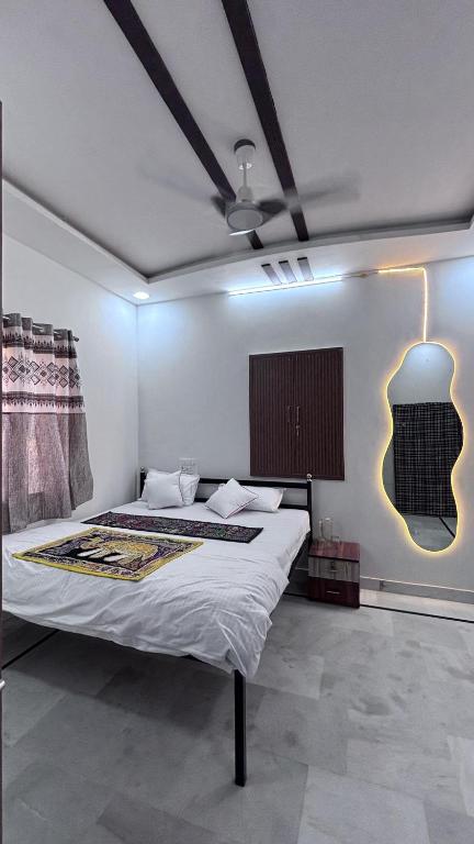 un dormitorio con una cama grande en una habitación en Shree Villa, en Jaisalmer