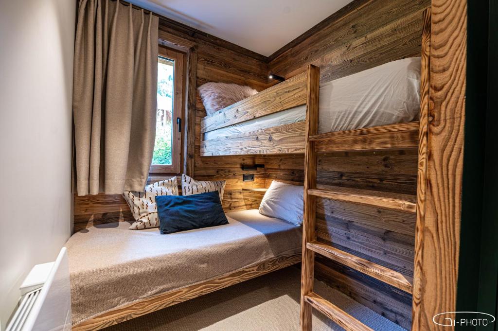 een slaapkamer met twee stapelbedden in een hut bij Chalet Azureva Le Bettaix in Levassaix