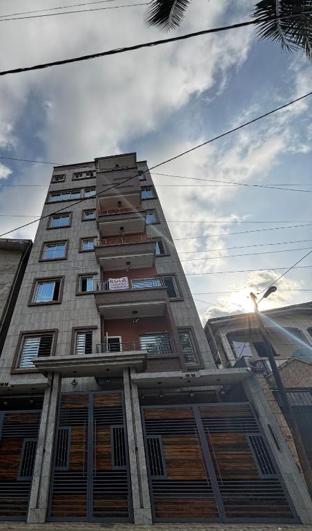 杜阿拉Kola的一座高大的建筑,设有窗户,天空