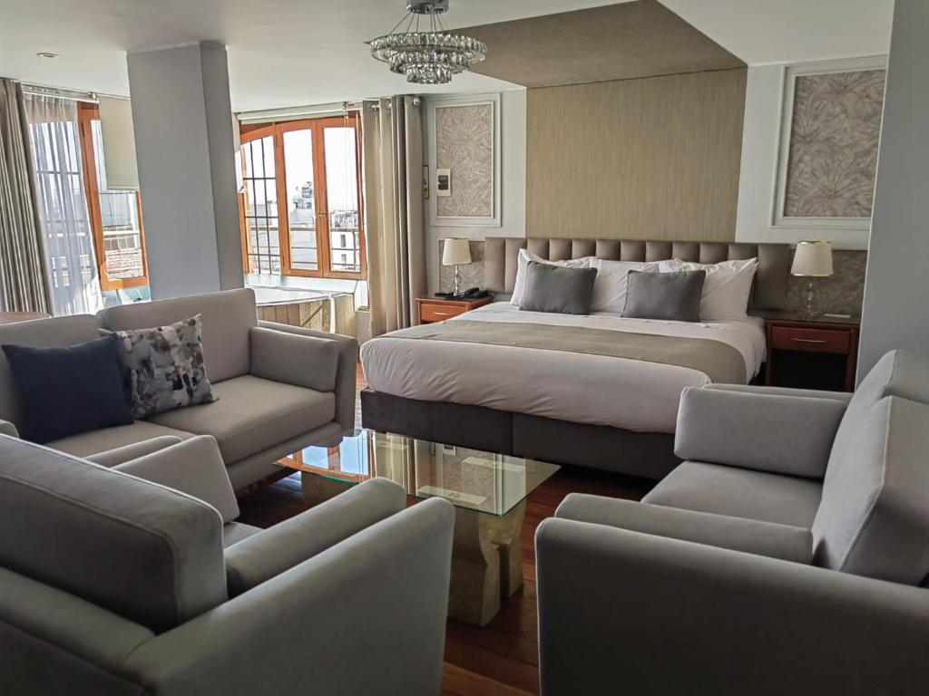 阿雷基帕Hotel Fundador by Robles的酒店客房带一张床和两张沙发