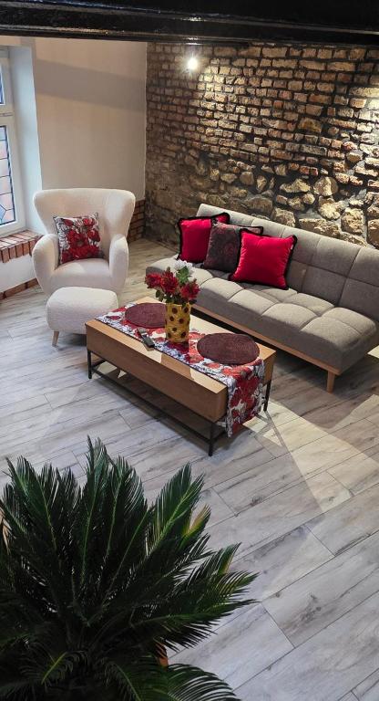a living room with a couch and a coffee table at Apartament nad belkami in Piece