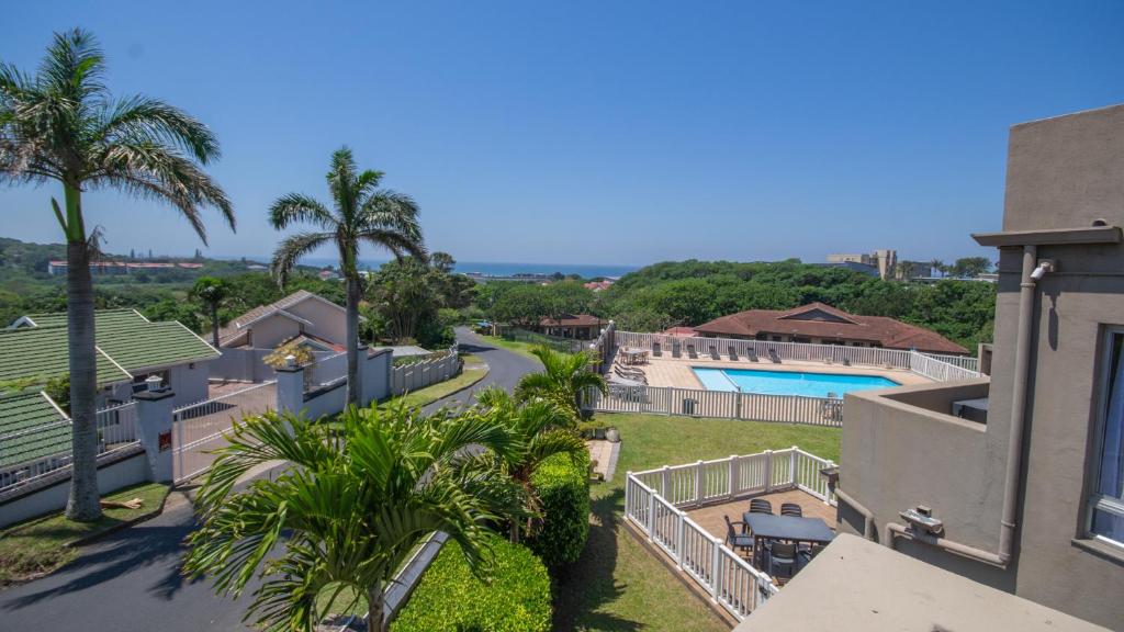 マーゲートにあるFalling Waters Guest Houseのヤシの木の家の空中