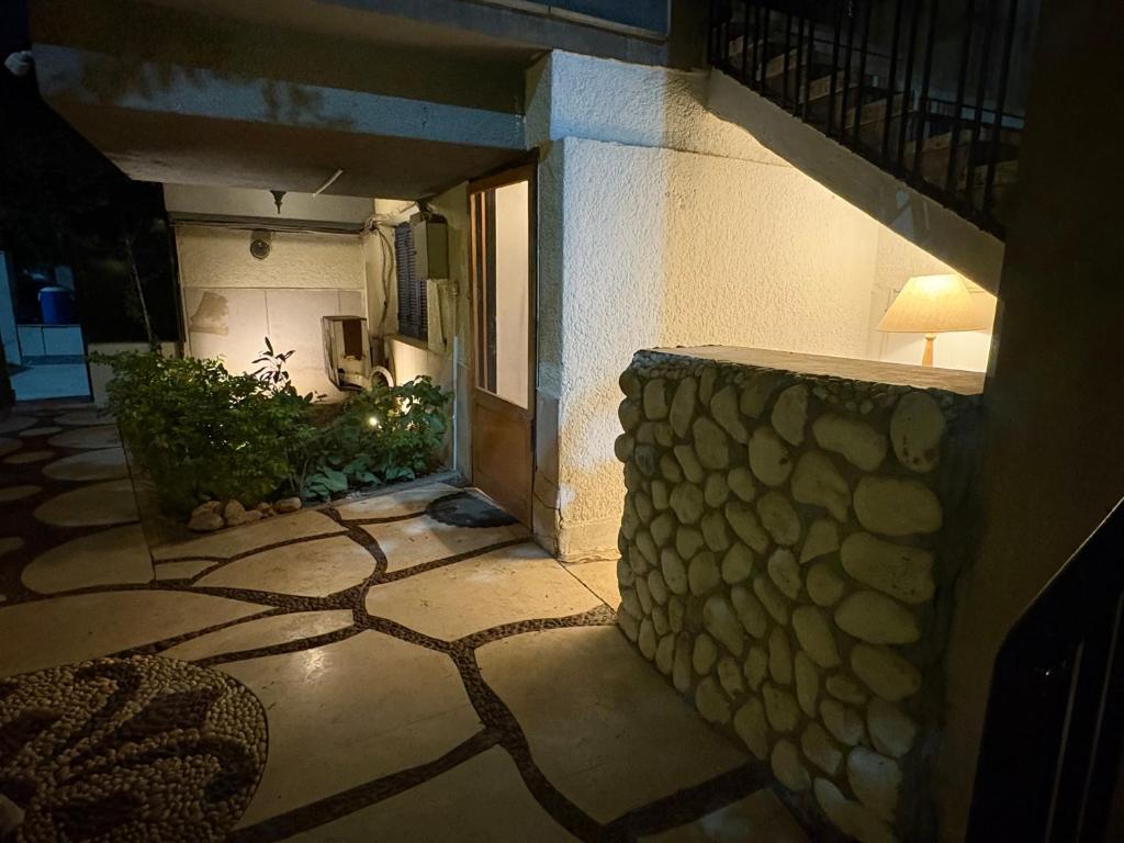 un pasillo de un edificio con una pared de piedra en Villa Sela Gem, en El Cairo