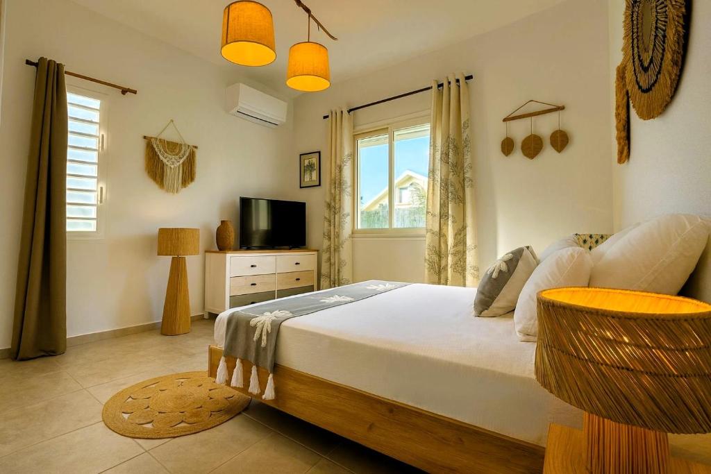 En eller flere senge i et værelse på Villa Docéa