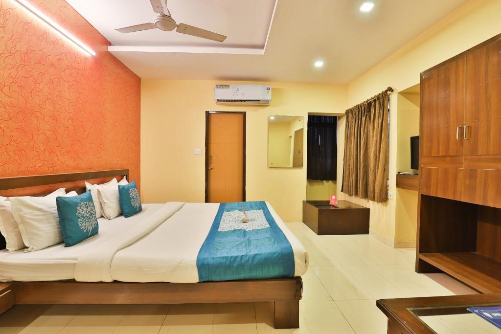 巴罗达Hotel O Sunrise的房间里有一张大床的卧室