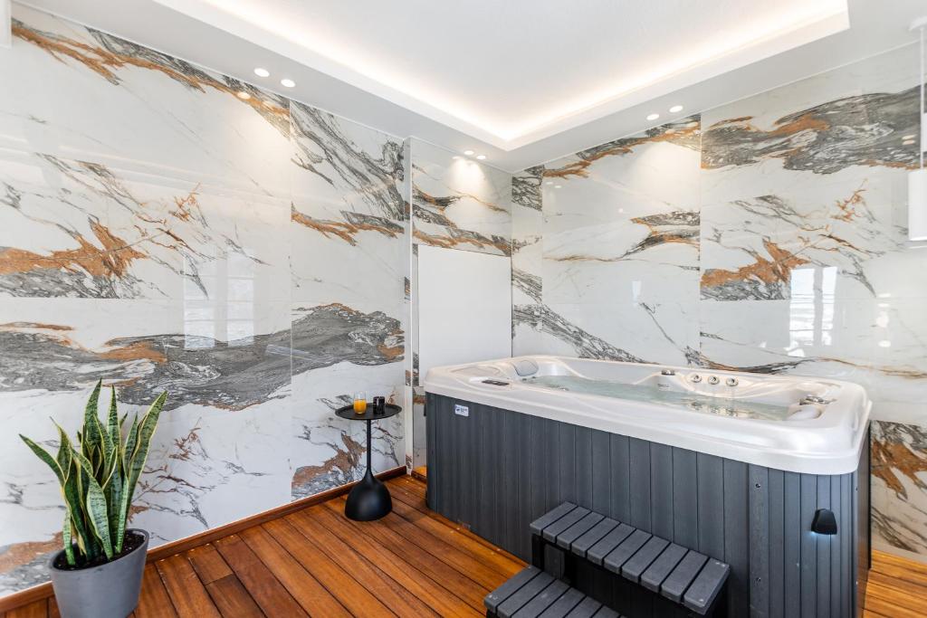 Koupelna v ubytování Pnoe Luxe Apartment & Spa, Naxos Town