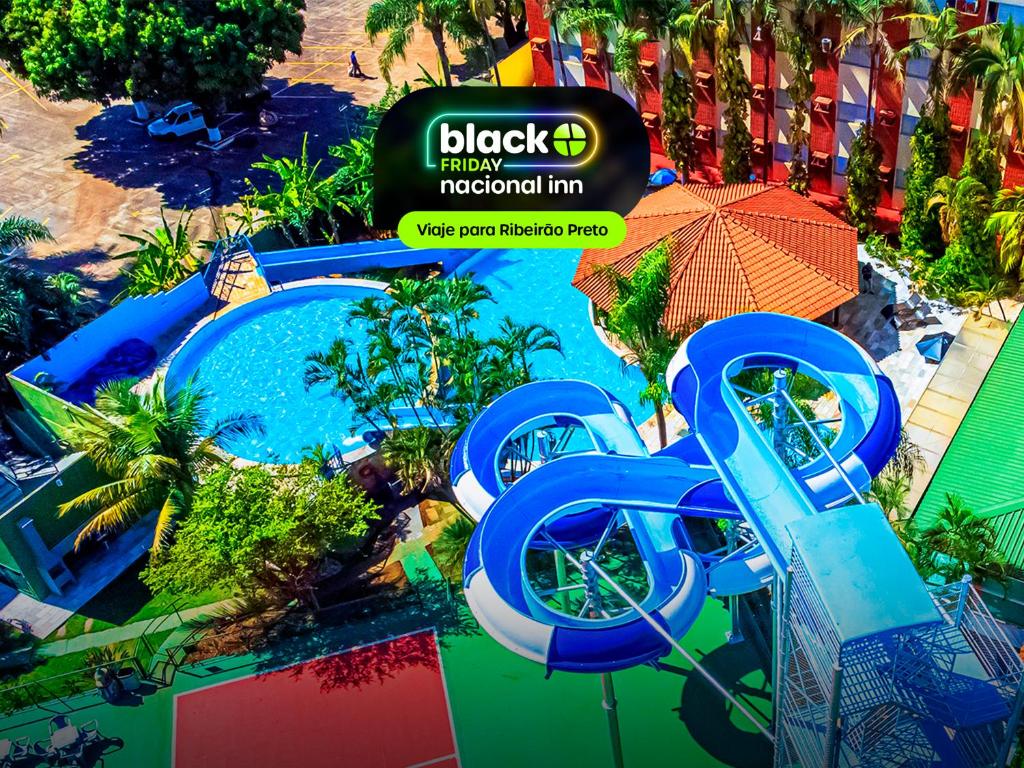 an aerial view of a pool with a pair of scissors at Hotel Vilage Inn Ribeirão Preto & Convenções by Nacional Inn in Ribeirão Preto