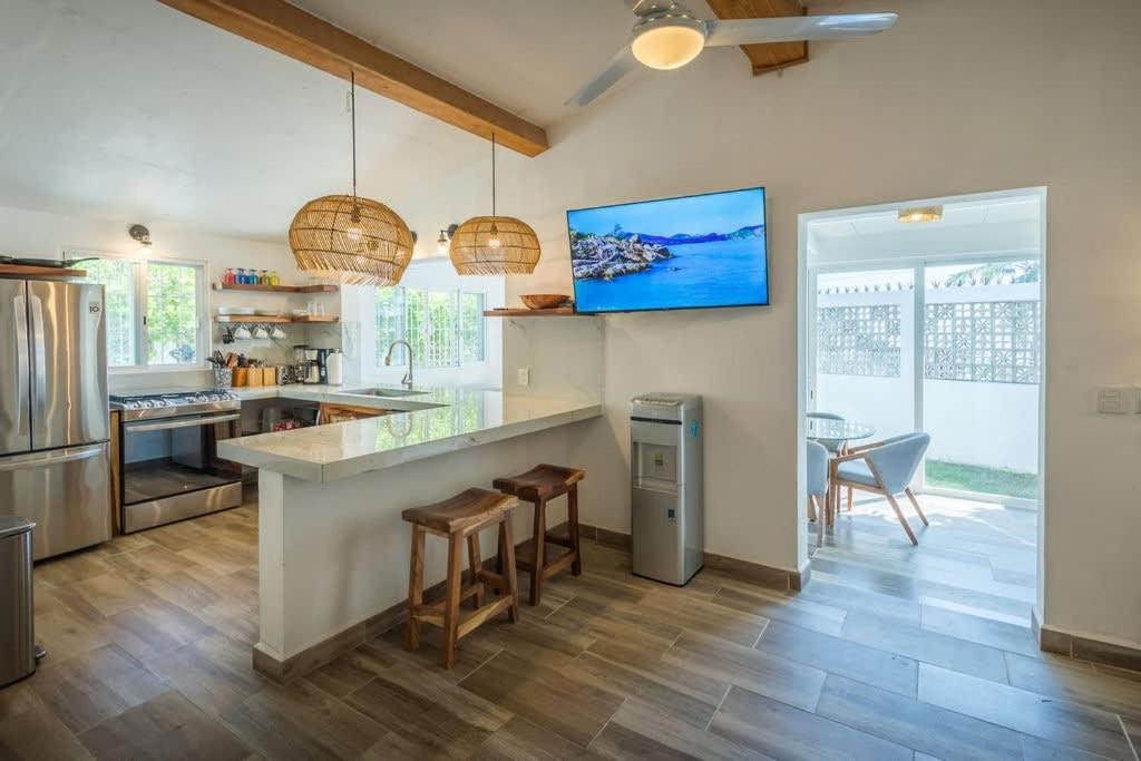 una grande cucina con bancone e sedie di Casita Walk to Surf and Town a Punta Mita