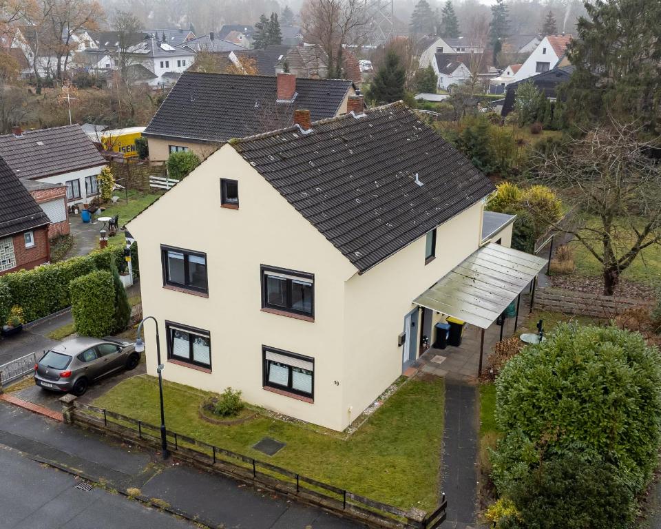 an aerial view of a white house with black roof at Bremen Farge Wohnung mit 6 Schlafplätzen 