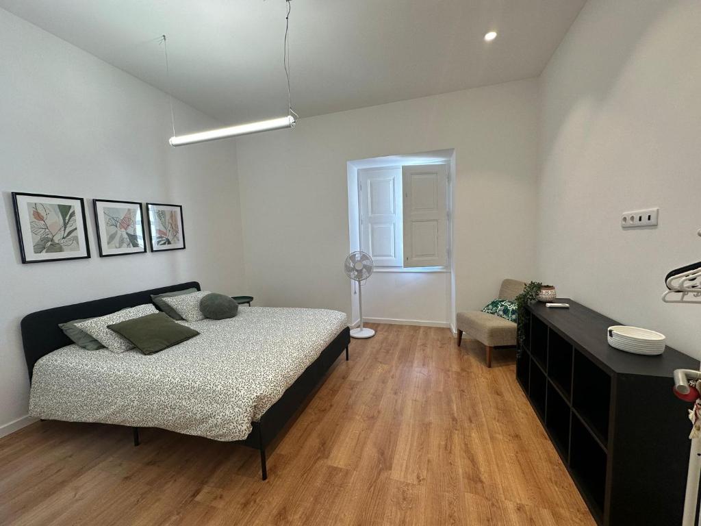 En eller flere senge i et værelse på Casa das Oliveiras