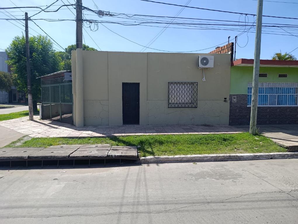 una strada vuota di fronte a un edificio di La chaco a Resistencia