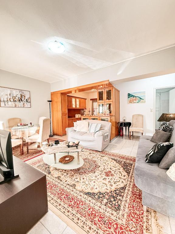 ein Wohnzimmer mit Sofa und Tisch in der Unterkunft Ta Sokakia in Karpenisi