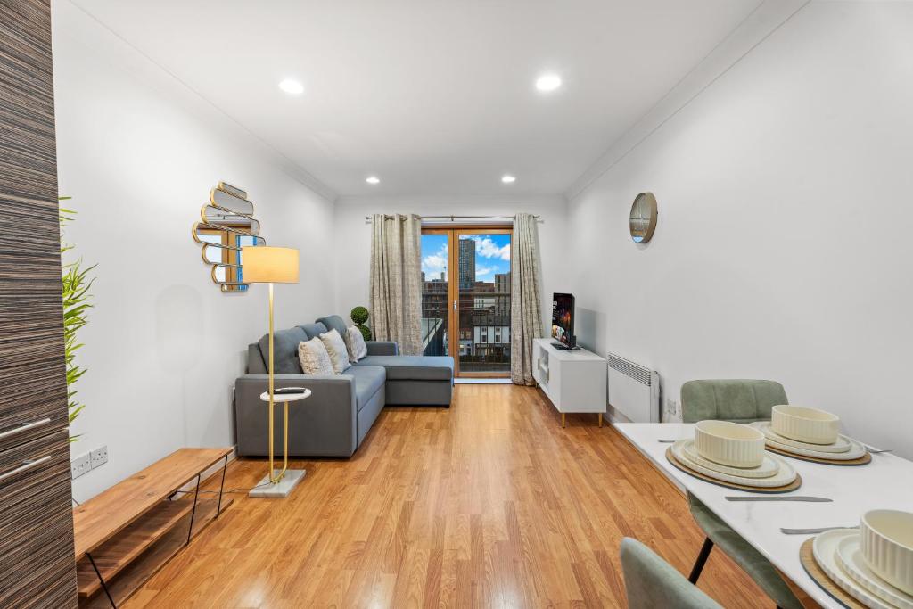 Posezení v ubytování STYLISH RETREAT- 2 bed city centre apartment