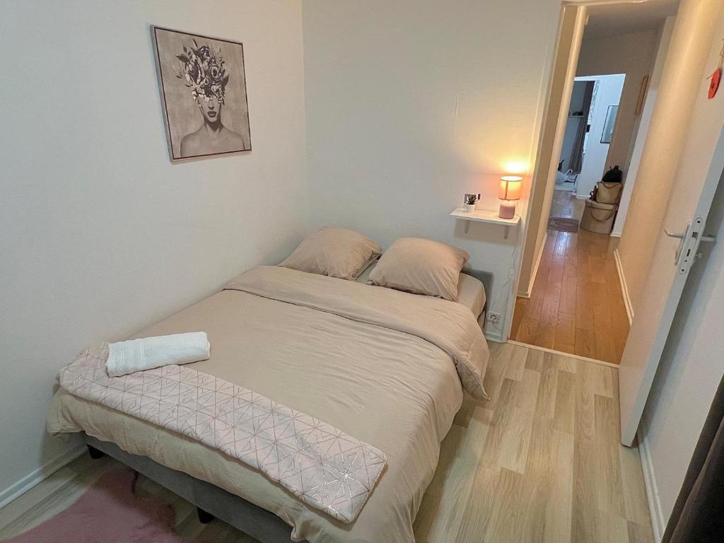 クレテイユにあるChambre City - SMART DEAL & 20 min Parisの廊下のある小さな部屋の小さなベッド1台分です。
