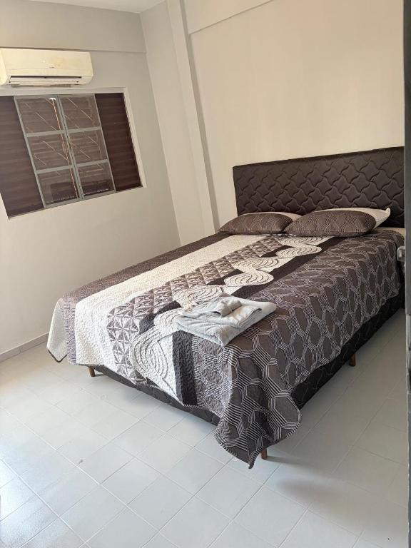 Rúm í herbergi á Samis house