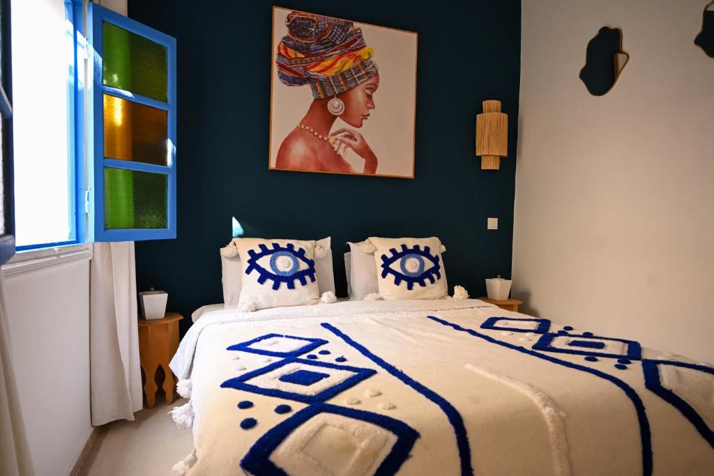 Un pat sau paturi într-o cameră la Riad Dar Fena By K&G &jacuzzi