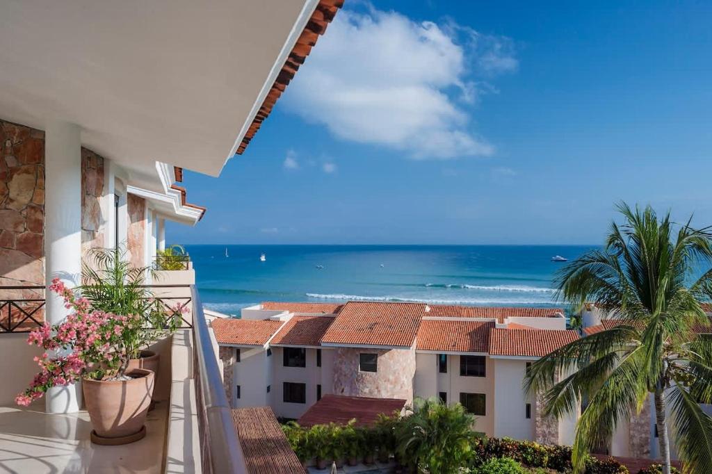Vom Balkon eines Hotels genießen Sie Meerblick. in der Unterkunft Luxury Oceanview Penthouse in HDM in Punta Mita