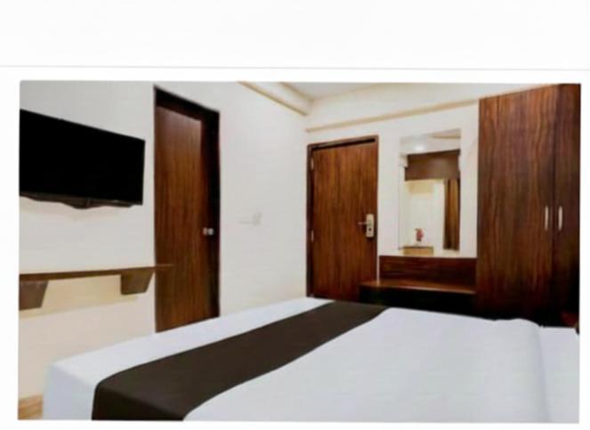 A bed or beds in a room at Hotel Royal Inn