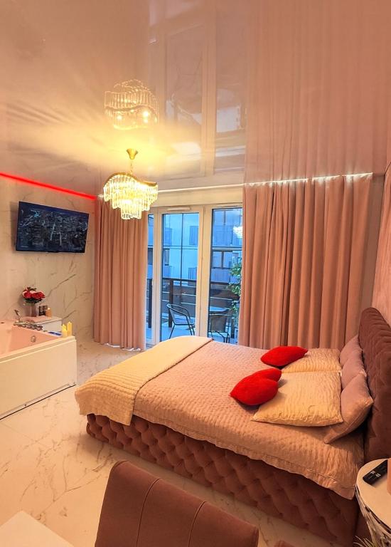 Ένα ή περισσότερα κρεβάτια σε δωμάτιο στο Jacuzzi Bliss by the Motława