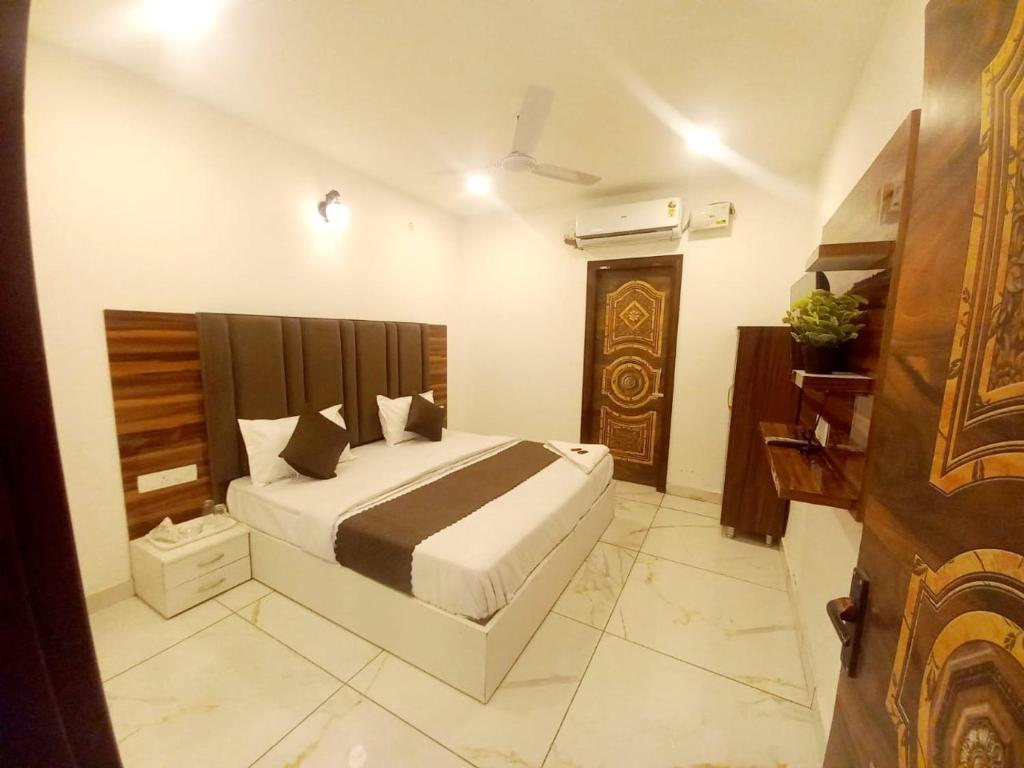 ein Schlafzimmer mit einem großen Bett in einem Zimmer in der Unterkunft Hotel A regency in Ludhiana
