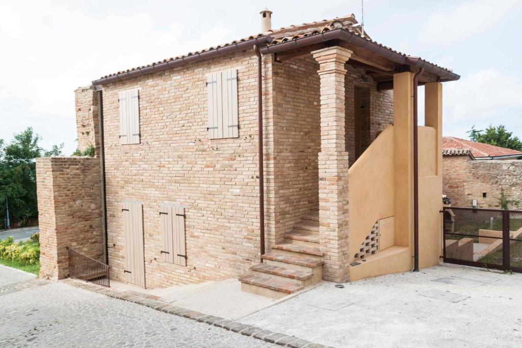 een bakstenen gebouw met een trap aan de zijkant bij Villa Cortellini in San Clemente