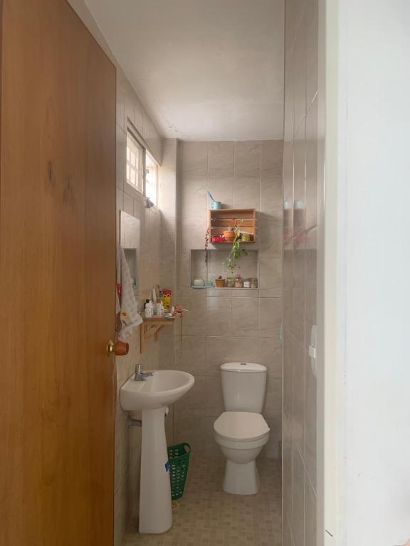 un bagno con un water e un lavandino di Paulas place a Garzón