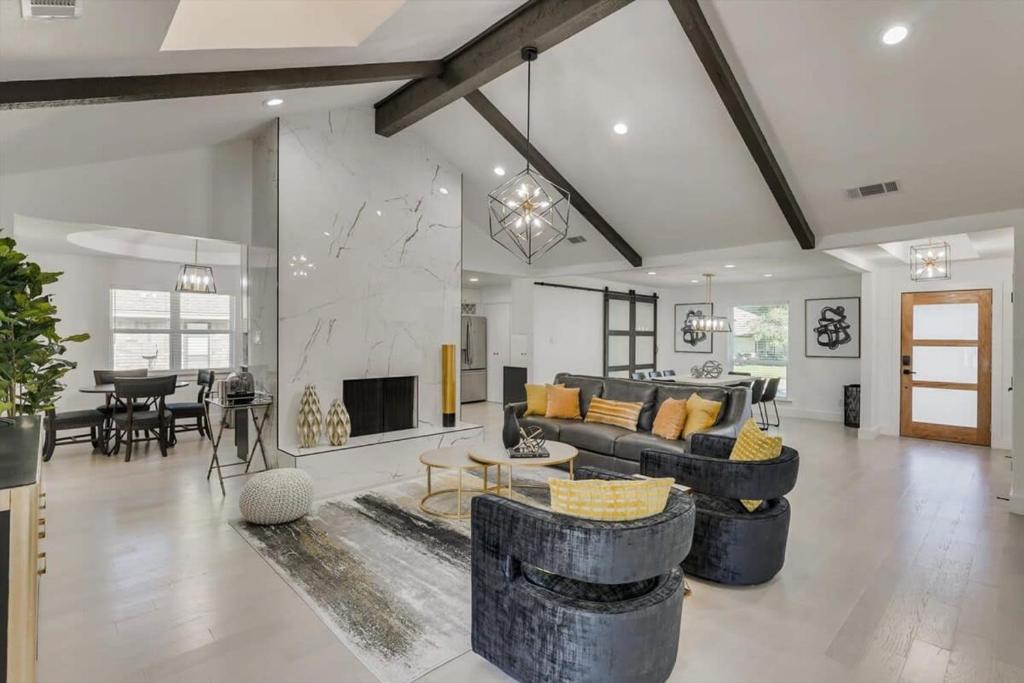 Khu vực ghế ngồi tại Modern and Spacious Dallas Getaway w Private POOL