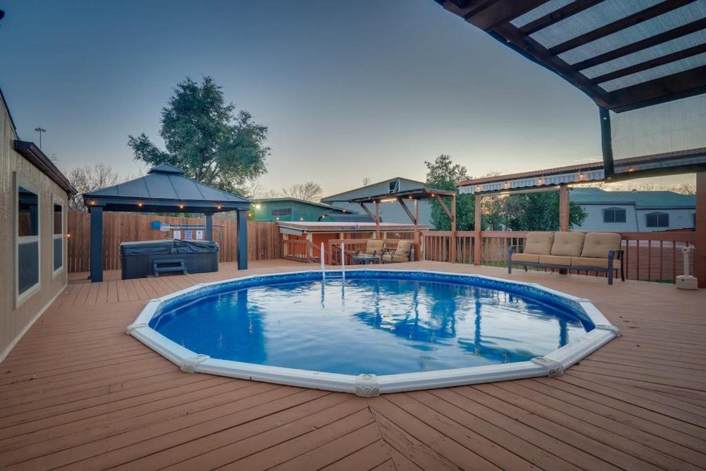 Swimmingpoolen hos eller tæt på 5BD-3BA in the Heart of Dallas wit Pool & Hot Tub