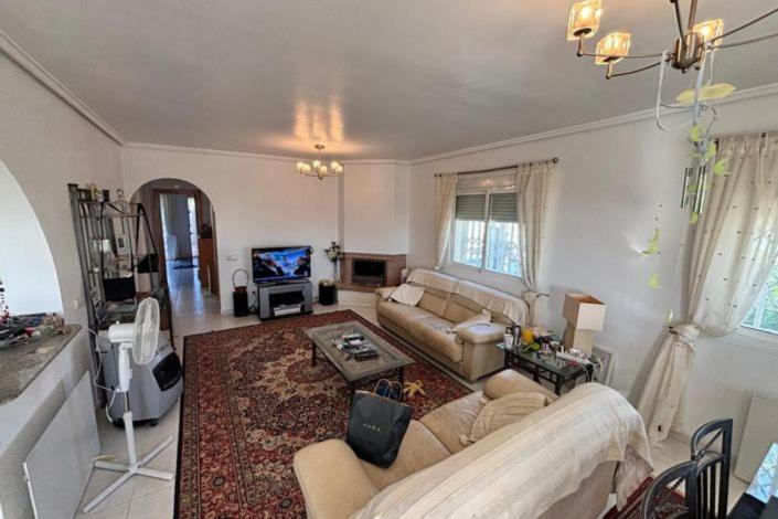 Μια τηλεόραση ή/και κέντρο ψυχαγωγίας στο Beachfront Villa with Sunset View !