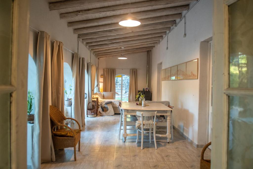 een eetkamer met een tafel en stoelen in een kamer bij Casa Boutique Los Molles in Villa Las Rosas