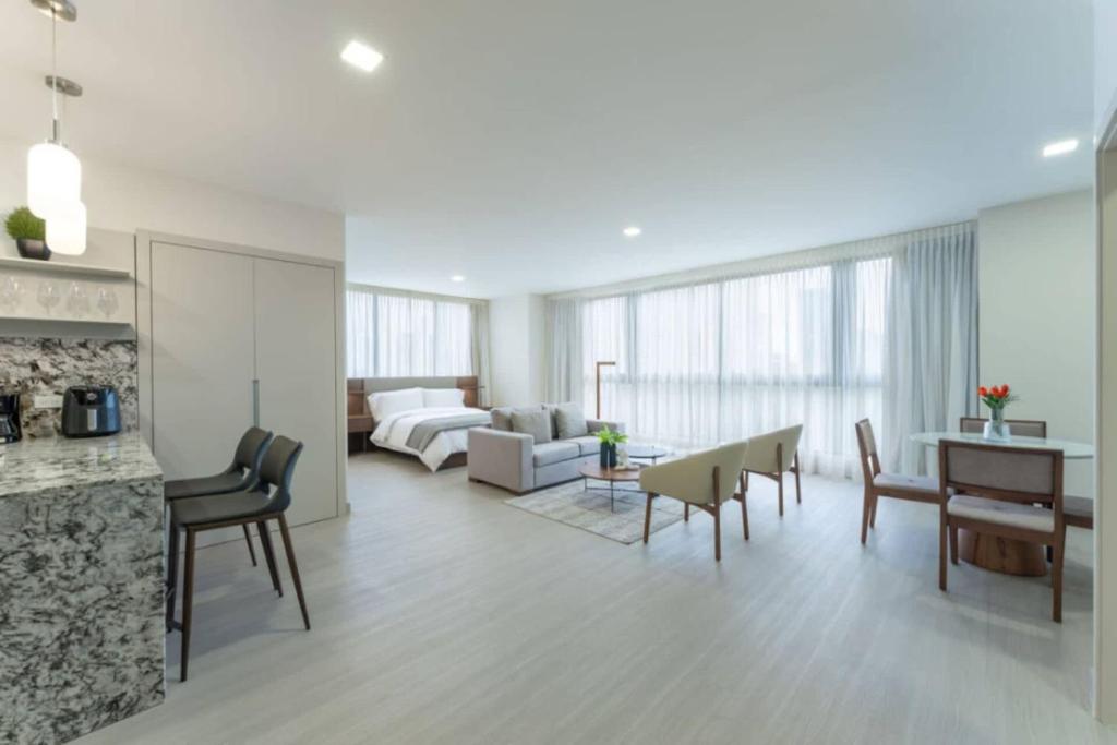 Ένα ή περισσότερα κρεβάτια σε δωμάτιο στο Seaside Furnished Rental Studio with Ocean View